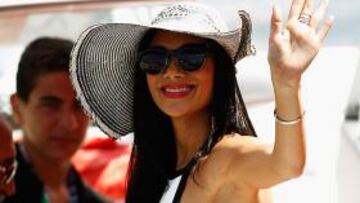 <b>Saludos desde Mónaco</b> La novia de Lewis Hamilton, señorita Scherzinger, nos demostró ayer todo lo que se puede hacer por amor. Hasta subirse en un barco en el puerto de Monte Carlo, con lo que marea el champán. Desde allí observó la carrera, ataviada con vestido monegasco, pamela Pancho Villa y sospechoso zarpazo en el costillar.