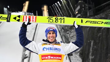 FALUN (Sweden), 25/11/2025.- 1st place finisher Austria's Stefan Kraft celebrates after breaking a new ski jumping record with the most points ever in the World Cup after winning the Men's Normal Hill HS95 competition at the Ski Jumping World Cup in Falun, Sweden, 25 November 2025. (Suecia) EFE/EPA/Fredrik Sandberg SWEDEN OUT