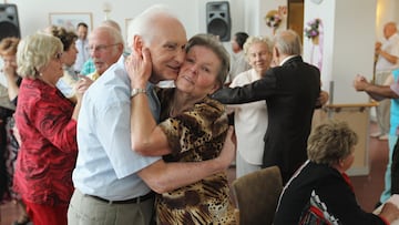 BERLIN, GERMANY - AUGUST 30: An elderly couple embrace while dancing during an afternoon get-together in the community room of the Sewanstrasse senior care home in Lichtenberg district on August 30, 2011 in Berlin, Germany. The center opens its doors to non-residents every Tuesday, and between 30 and 70 retired people who still live in their own homes in the local neighborhood come to dance and chat over coffee and cake. Today's afternoon dance is part of Senior Citizens' Week (Berliner Seniorenwoche), a city initiative meant to highlight activities available for the city's eldery. Germany is facing significant demographic change that includes elderly citizens making up an increasing portion of the overall population, a situation aggravated by the country's birth rate, which is the lowest in Europe. The shift will continue to put greater strain on the country's ability to finance its public health and senior care programs. (Photo by Sean Gallup/Getty Images)
GENTE MAYOR PENSIONISTA