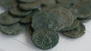 Descubren miles de monedas antiguas en un jardín y el Estado actúa de inmediato: se queda todo el tesoro por interés público