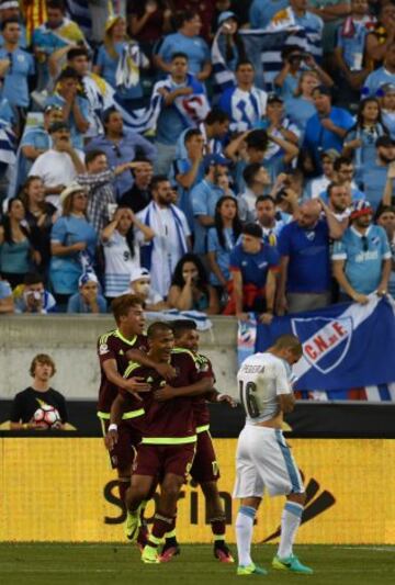 Los uruguayos en la tribuna no lo podían creer.