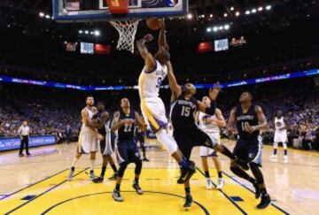 Andre Iguodala lanza a canasta ante Vince Carter.