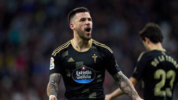 El atacante Carles P¨¦rez celebra su gol en la victoria del Celta por 1-3 ante el Espanyol en el RCDE Stadium.
