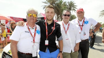 27/08/17 VUELTA CICLISTA A ESPAÑA 2017 ETAPA 9 ORIHUELA - CUMBRE DEL SOL EL CORREDOR KRIS BOECKMANS CON EL DOCTOR MIKEL MARTINEZ