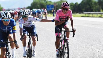 El ciclista colombianos es el l&iacute;der de la primera gran vuelta de la temporada con un tiempo de 38:30:17