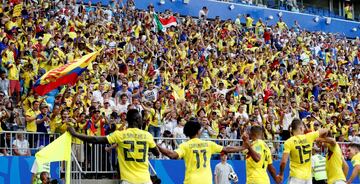 Los jugadores colombianos celebran el gol de Yerry Mina.