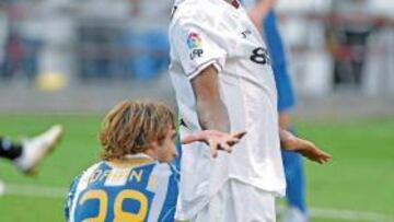 <b>DUDOSO. </b>Kanouté se lamenta ante el árbitro tras anularle un gol por una inexistente falta.