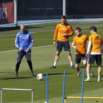 En la imagen a la derecha de Zidane, muy participativo siempre en los ejercicios con balón realizados en Valdebebas, Xabi Alonso, Illarramendi e Isco. Los tres serán titulares en el partido de hoy en San Sebastián. Sólo han coincidido en un once como titulares en un partido de Liga esta temporada con Ancelotti, ante el Almería en casa (5-0).