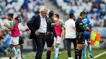 JavIer Aguirre durante un partido de Rayados