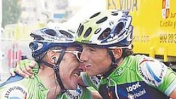 <b>VICTORIA DE EQUIPO. </b>Francis Cabello felicitó con esta efusividad a su compañero y líder Valverde.