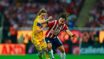 AME2540. GUADALAJARA (MÉXICO), 28/05/2023.- Rubén González del Guadalajara disputa hoy el balón con Francisco Córdova (i) de Tigres, durante la vuelta de la final del torneo Clausura 2023 de la Liga MX en el Estadio Akron en Guadalajara, Jalisco (México). EFE/ Francisco Guasco
