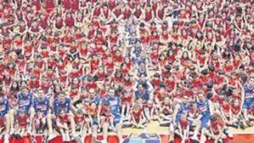 <b>SIN IGUAL. </b>El capitán, Nacho Azofra (36 años), también posó en su día junto a un 'viejo' 30 años mayor, como ahora hacen esos niños de la primera línea.