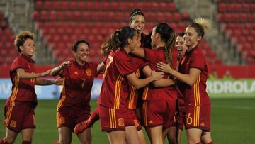 Las jugadoras de España celebran un gol en un partido amistoso.