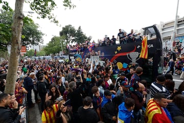 El recorrido de la rúa comenzó a las 18:00 en el Spotify Camp Nou. Desde ahí salieron los autobuses del equipo masculino y el femenino para celebrar juntos sus respectivos títulos ligueros.