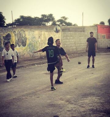 Peralta jugando en la calle, como en los viejos tiempos. Él creció en el Ejido La Partida, en Torreón