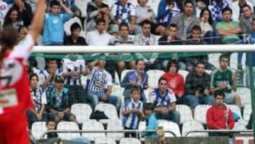 <b>DECISIVO. </b>Tino Lao ya celebraba el gol del empate en el último instante del partido, pero una mano prodigiosa de Aranzubía lo evitó.