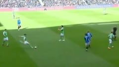 Derribó a 2 jugadores de un solo balonazo y se hace viral