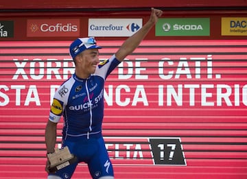 Julian Alaphilippe celebrando en el pódium de la 8ª etapa de La Vuelta a España. 