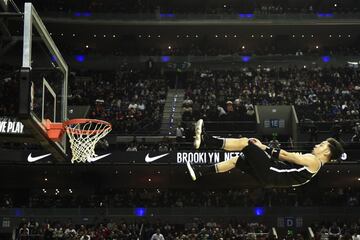 An animator performs at halftime in the NBA Global Games match Miami Heat against Brooklyn Nets, at Mexico City's Arena on December 9, 2017, in Mexico City. / AFP PHOTO / PEDRO PARDO