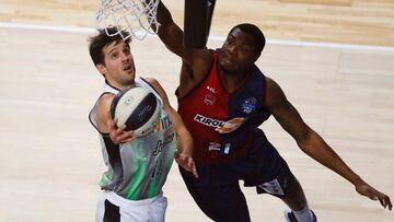 Nico Laprovittola lanza ante Jalen Jones.