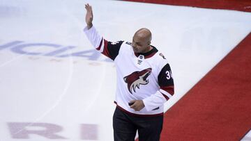 Charles Barkley, antes de un partido de la NHL en Arizona en el que fue ovacionado.