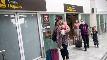 GRAFCAN6915. SAN BARTOLOMÉ (LANZAROTE), 23/06/2020.- El aeropuerto de Lanzarote recibió este martes el primer vuelo internacional, procedente de Manchester, desde que el pasado mes de marzo se cerraran las fronteras de España debido a la pandemia por el Covid-19. EFE/ Javier Fuentes