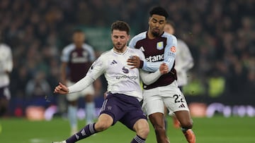 Soccer Football - Premier League - Aston Villa v Manchester United - Villa Park, Birmingham, Britain - December 21, 2025 Manchester United's Mason Mount in action with Aston Villa's Ian Maatsen Action Images via Reuters/Paul Childs EDITORIAL USE ONLY. NO USE WITH UNAUTHORIZED AUDIO, VIDEO, DATA, FIXTURE LISTS, CLUB/LEAGUE LOGOS OR 'LIVE' SERVICES. ONLINE IN-MATCH USE LIMITED TO 120 IMAGES, NO VIDEO EMULATION. NO USE IN BETTING, GAMES OR SINGLE CLUB/LEAGUE/PLAYER PUBLICATIONS. PLEASE CONTACT YOUR ACCOUNT REPRESENTATIVE FOR FURTHER DETAILS..