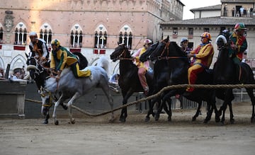 El jockey Stefano Piras se cae de su caballo Uragano Rosso.