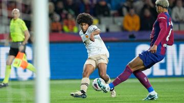 El centrocampista del Valencia, Peter Federico golpea el balón ante el defensa uruguayo del FC Barcelona, Ronald Araujo.