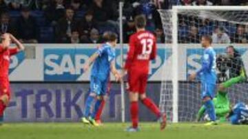 Momento en que Kiessling se lamenta por el remate que se hab&iacute;a marchado fuera.