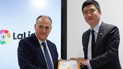 Javier Tebas rubric&oacute; ayer el acuerdo con el representante de la Superliga China, Dong Zheng.