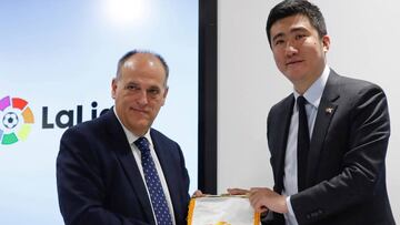 Javier Tebas rubric&oacute; ayer el acuerdo con el representante de la Superliga China, Dong Zheng.