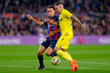 Roger y Eric García pugnan por la pelota dentro del área barcelonista.