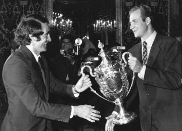 Don Juan Carlos I hace entrega del Premio Nacional del Deporte a Pirri. 