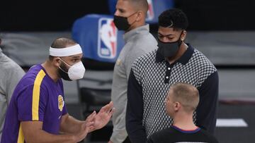 Anthony Davis y Jared Dudley hablan con el árbitro Tyler Ford.