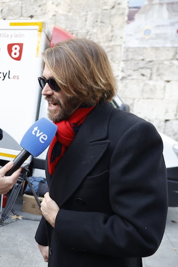 Manuel Velasco atiende a los medios antes del funeral en la Catedral de Valladolid.