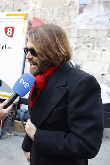 Manuel Velasco atiende a los medios antes del funeral en la Catedral de Valladolid.