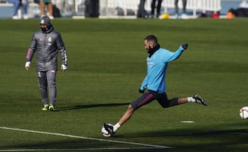 Benzema lanza a portería. 
