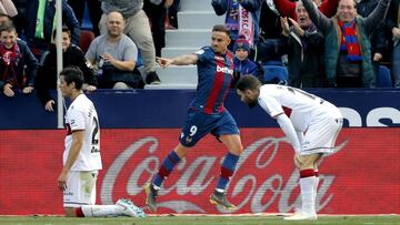 Roger Mart&iacute; celebra su &uacute;ltimo gol en Liga al Huesca.