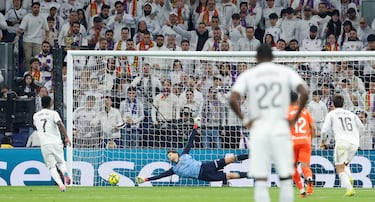 4-1. El delantero brasileño dispara a la derecha de Alejadro Remiro para anotar el cuarto gol del conjunto blanco.