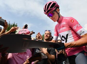 Mikel Nieve gana la etapa y Froome sentencia el Giro