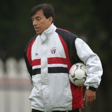 Considerado el mejor arquero chileno de todos los tiempos, Rojas triunfó en Sao Paulo, club en donde es ídolo y llegó a ser técnico. En su época de jugador, el 'Cóndor' fue bicampeón paulista en 1988 y 1989.