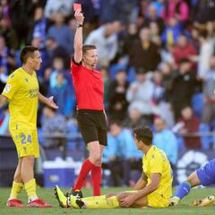 Loco final con tres expulsados y tiro al poste en el 101’