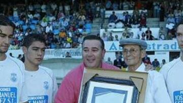 <B>HOMENAJE.</B> Gondomar y Celta homenajearon a Hermidita hace dos semanas.