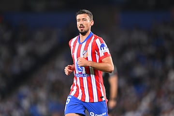 Clément Lenglet (Beauvais, Francia, 1995) fue la solución que encontró el Atlético al agujero del perfil izquierdo de la defensa y al entender el club que otros objetivos como Hincapié y Hancko eran inabordables. El francés llegó cedido por el Barça en la última semana de agosto y hasta la 9ª jornada de Liga no se estrenó. Titular en San Sebastián y uno más en la pugna por ser uno de los defensas de confianza del Cholo.