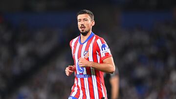 Clément Lenglet (Beauvais, Francia, 1995) fue la solución que encontró el Atlético al agujero del perfil izquierdo de la defensa y al entender el club que otros objetivos como Hincapié y Hancko eran inabordables. El francés llegó cedido por el Barça en la última semana de agosto y hasta la 9ª jornada de Liga no se estrenó. Titular en San Sebastián y uno más en la pugna por ser uno de los defensas de confianza del Cholo.
