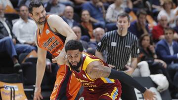 Rafa Martínez agarra a DJ Seeley durante el partido entre el Valencia y el Herbalife Gran Canaria.
