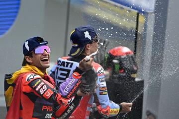 Jorge Mart¨ªn y Marc M¨¢rquez en el podio.