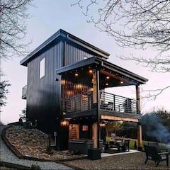 Así son las casas completas de dos plantas que cuestan menos de $50.000 dólares en Amazon: tienen baño, cocina y varios balcones