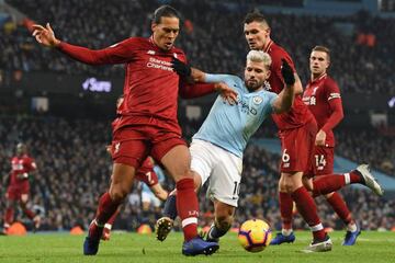 Virgil van Dijk gets a yard on Agüero